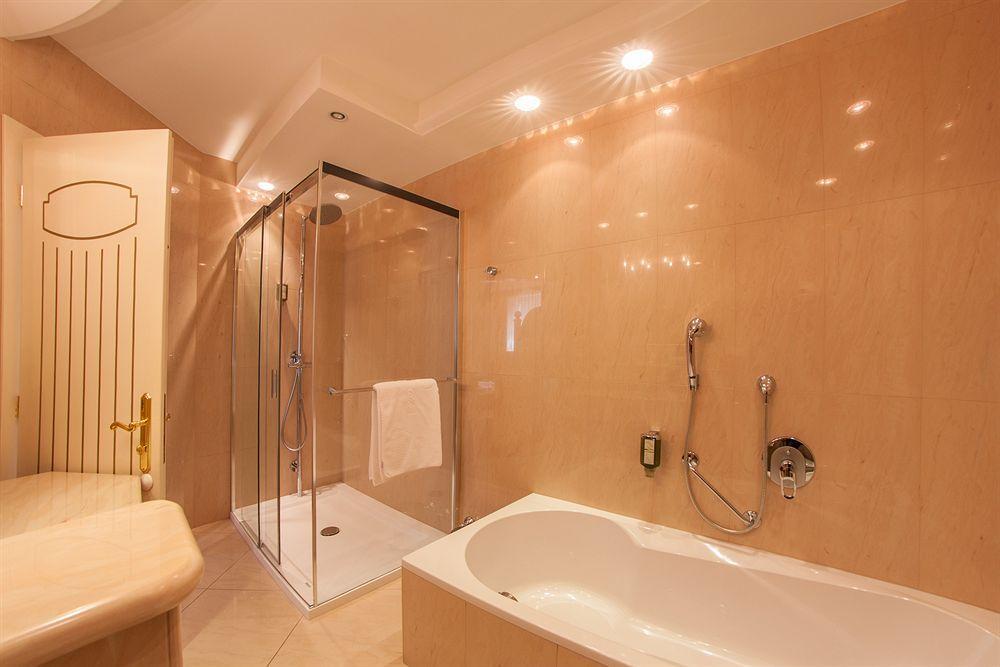 Cityhotel Goldener Adler B&B Chiusa Exterior photo